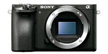 Cámara mirrorless Sony Alpha para fotografía profesional y videografía de alta calidad.